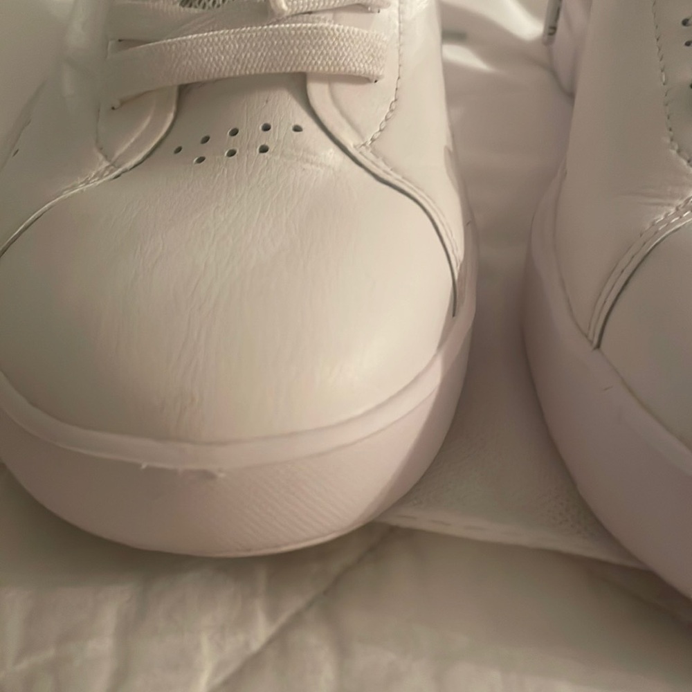 On roger white sneakers